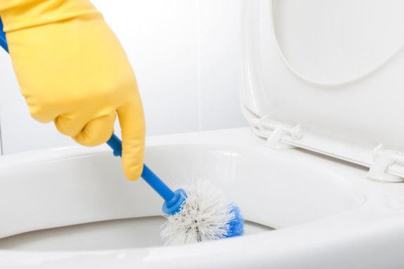 10 Cara Membersihkan Toilet Jongkok yang Berkerak 10 Cara Membersihkan Toilet Jongkok yang Berkerak
