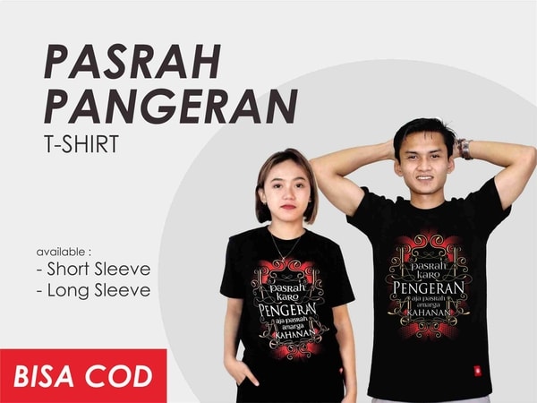Pasrah pangeran T-shirt. Merupakan T shirt dari Bijak Jawa. Gambar berisi dua orang couple perempuan dan laki-laki yang berfoto menggunakan kaos hitam lengan pendek